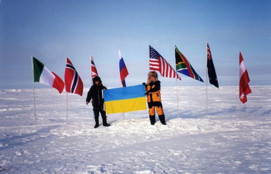 Moki holding the Ukranian flag on the North Pole